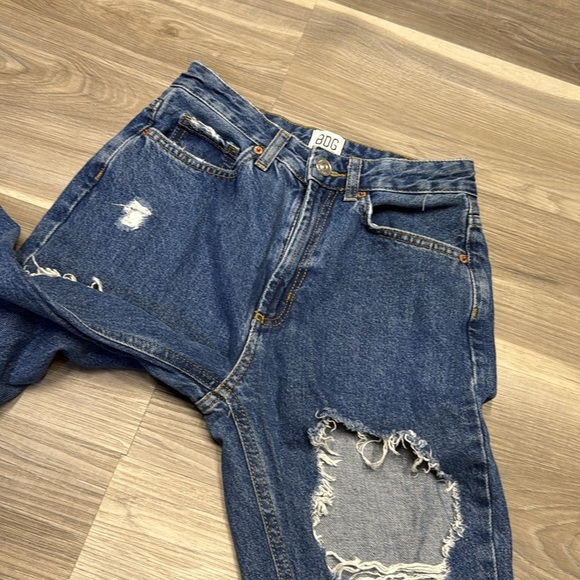 BDG Blue Denim Mom High-Rise distressed Jeans size 24 - Picture 6 of 9